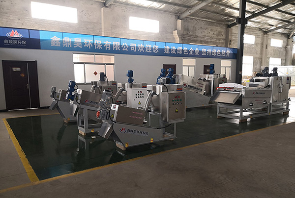 Screw press sludge dewatering machine
